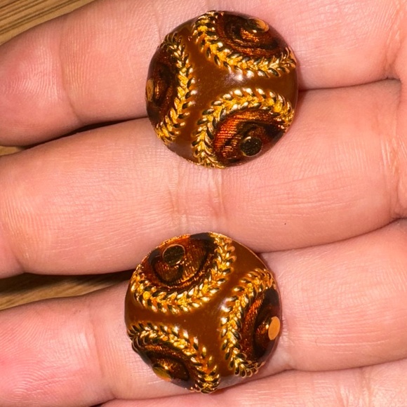 Elegant VTG Gold and Brown Enamel Clip On Earrings - Picture 11 of 16